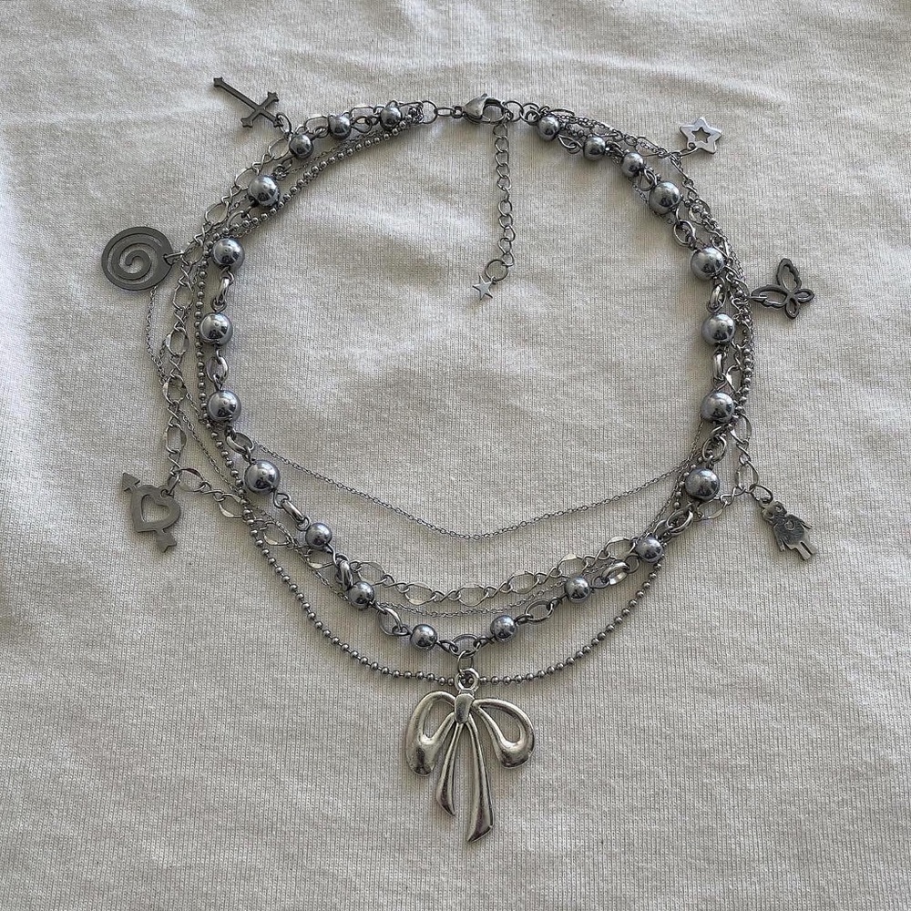 Charm necklace with bow pendant